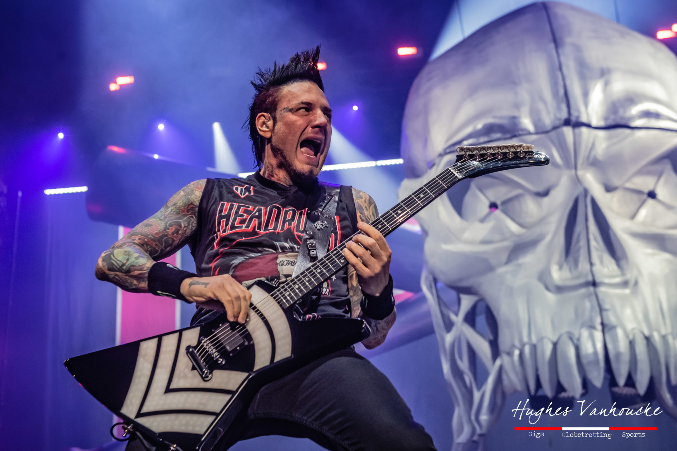 Jason Hook verlaat Five Finger Death Punch, nieuwe gitarist aangekondigd.